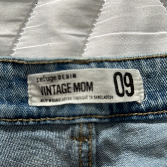 Refuge denim “Vintage Mom” Jean Shorts - Picture 3 of 3